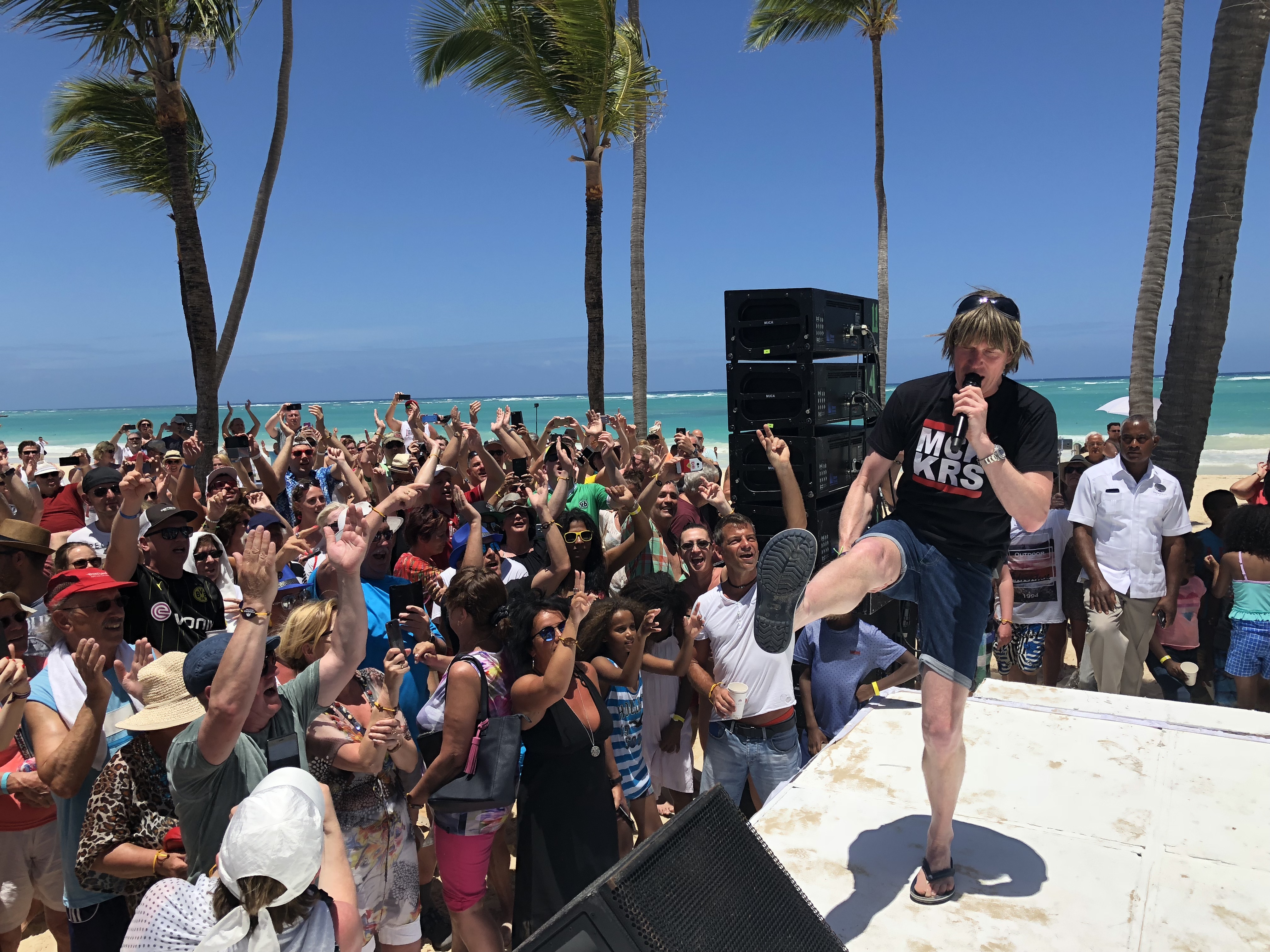 Schlagerstars rocken Karibikstrand zugunsten neuer FLY & HELP Schulen