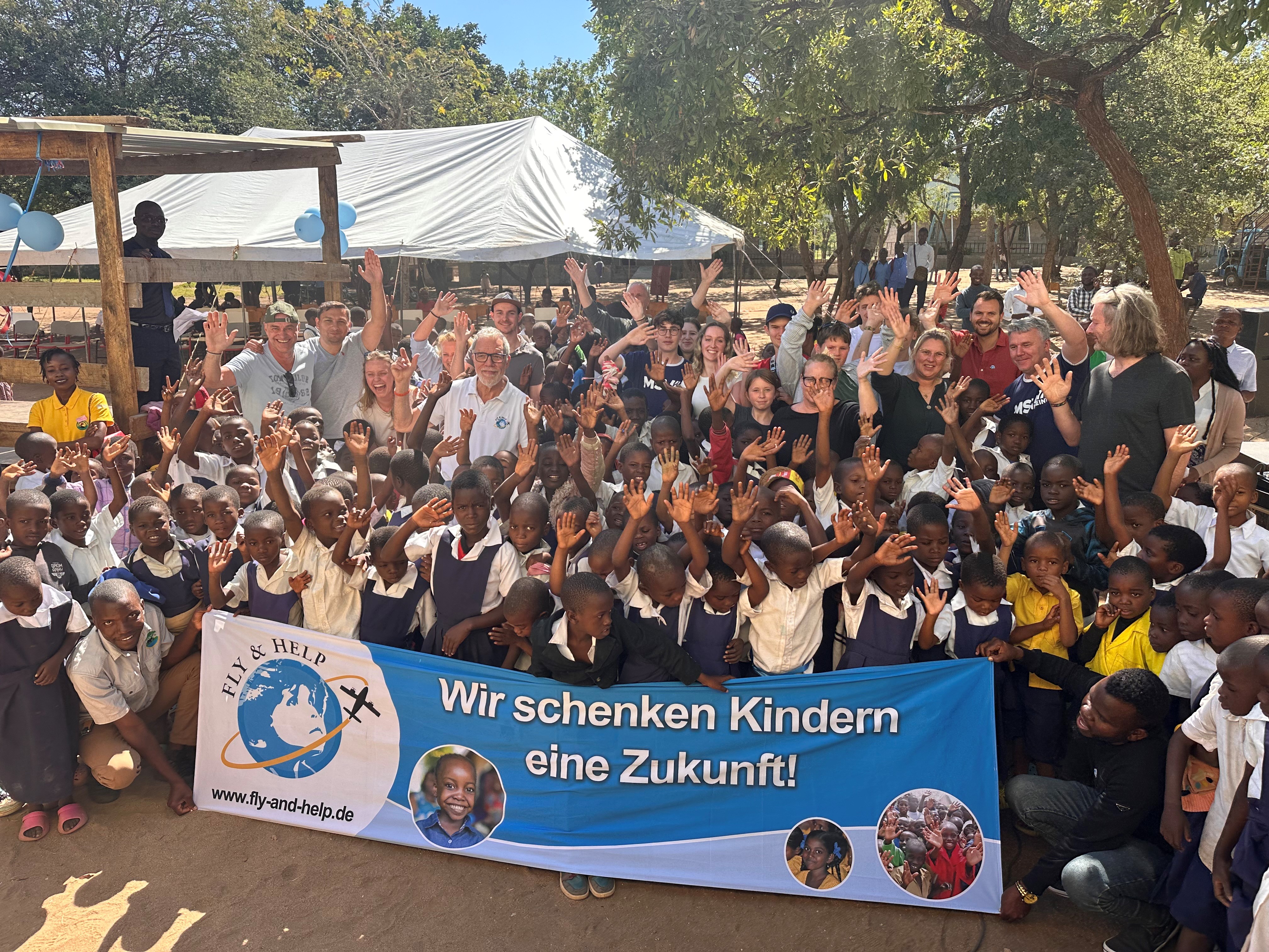 Sechs neue FLY & HELP-Schulen:  Reiner Meutsch mit Comedian Wolfgang Trepper auf Bildungsmission in Malawi
