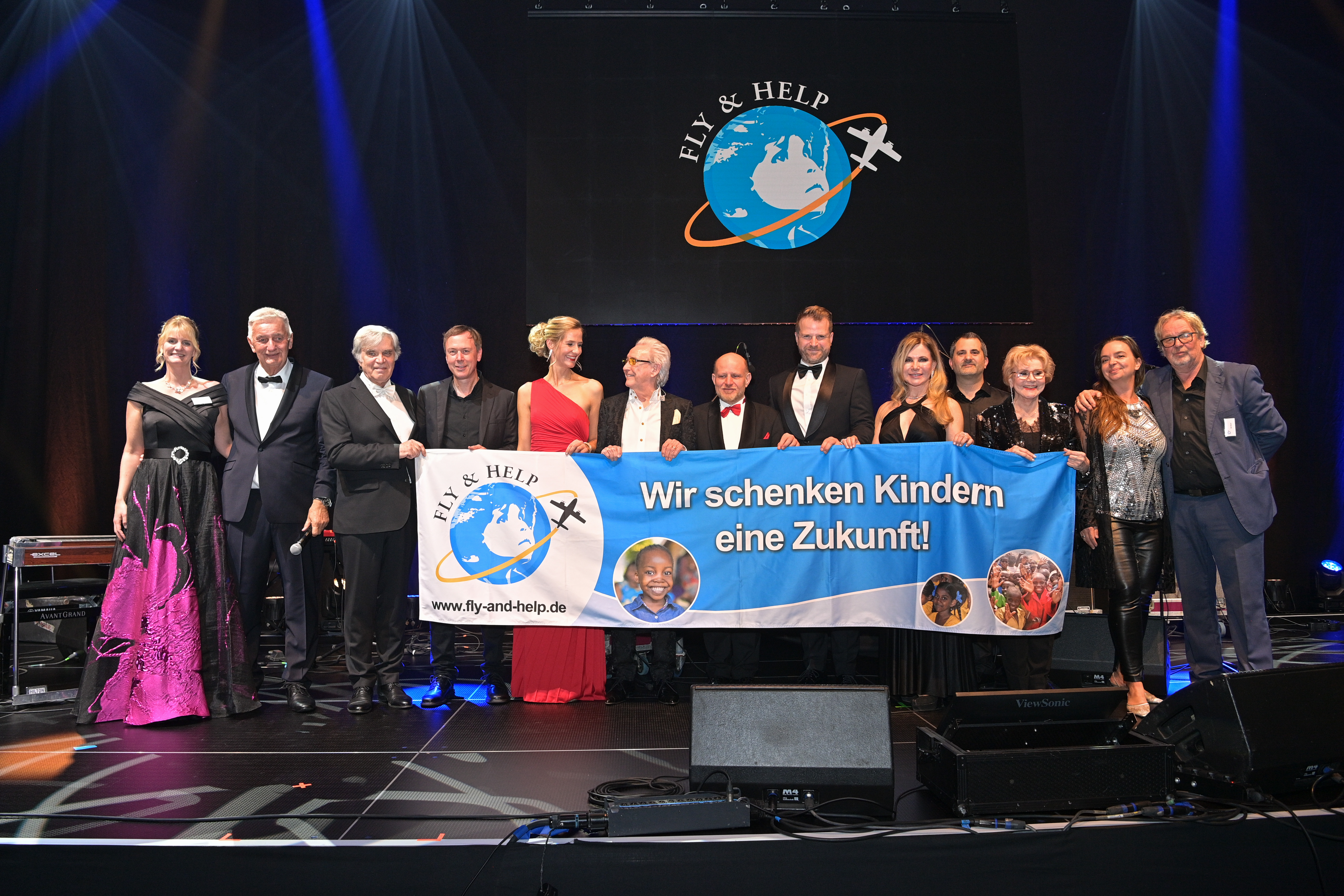 932.000 Euro für 16 Schulen bei FLY & HELP Spendengala gesammelt!