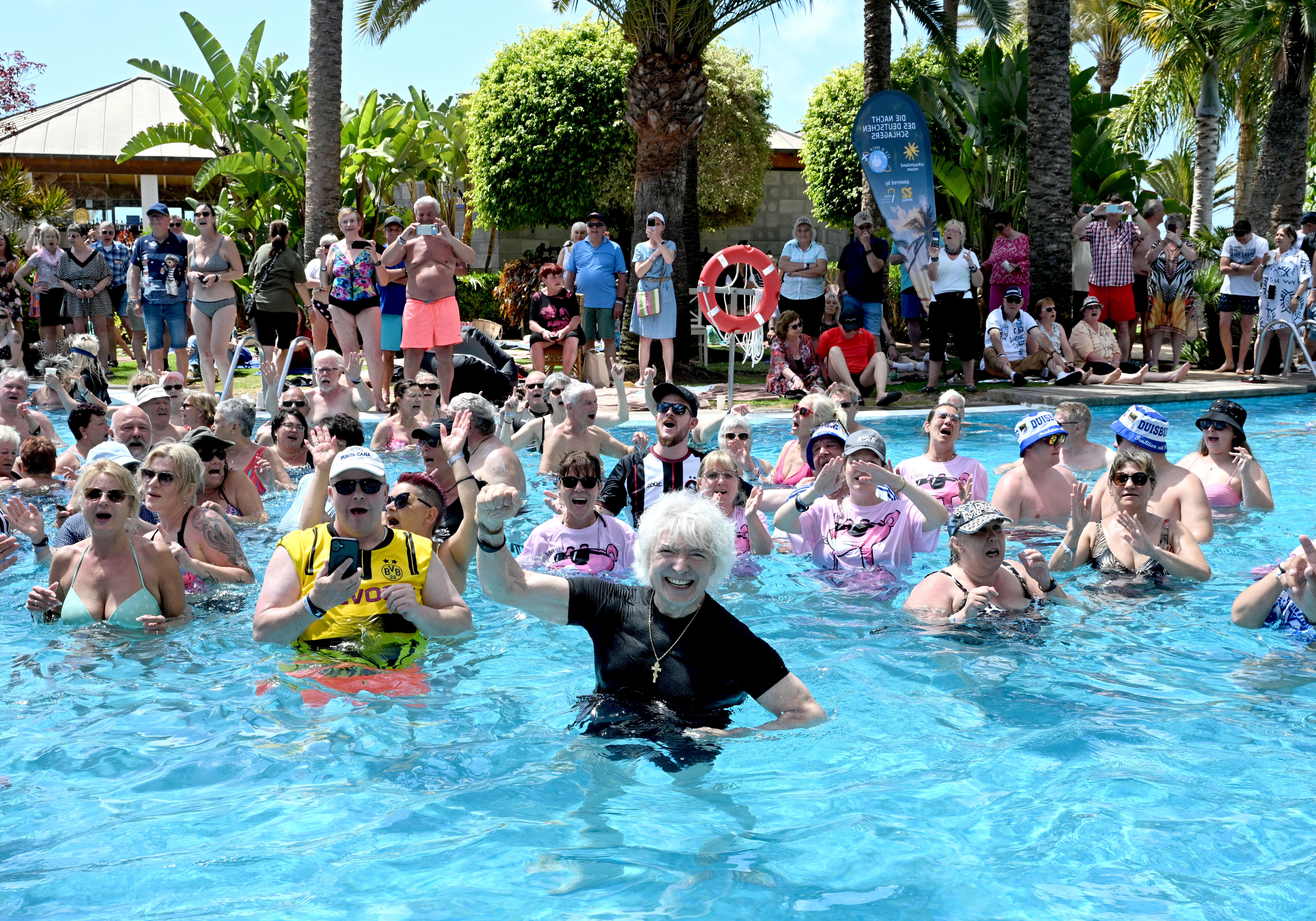18_Poolparty - Peter Orloff im Wasser (c) ABR-Pictures - W. Breiteneicher