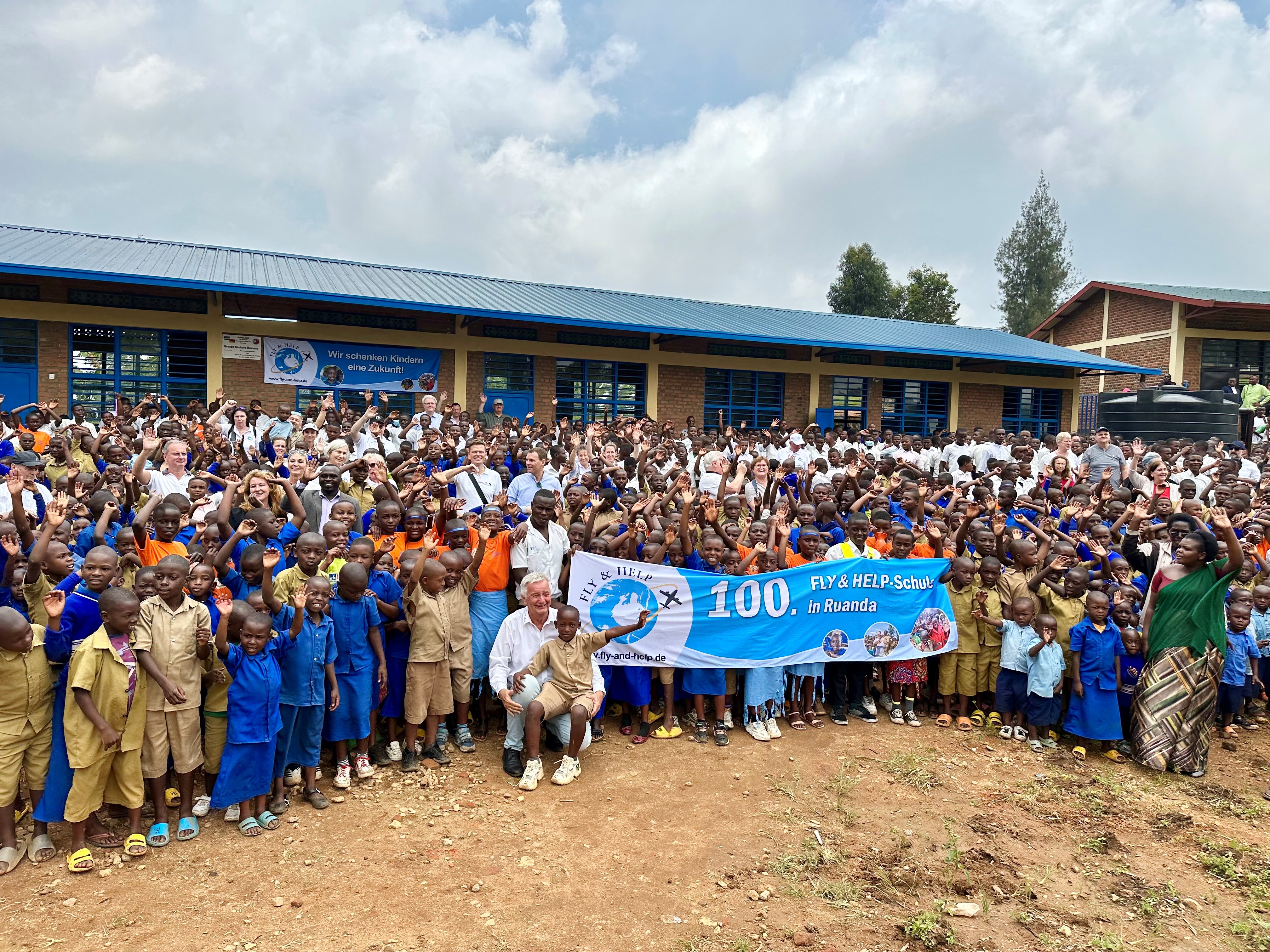 100 Schulen von FLY & HELP für Ruanda