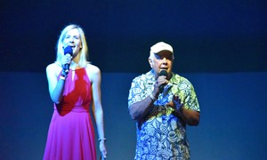 Jessina Kunkel (Tochter von Reiner Meutsch) und Graham Bonney sangen zusammen die FLY & HELP Hymne