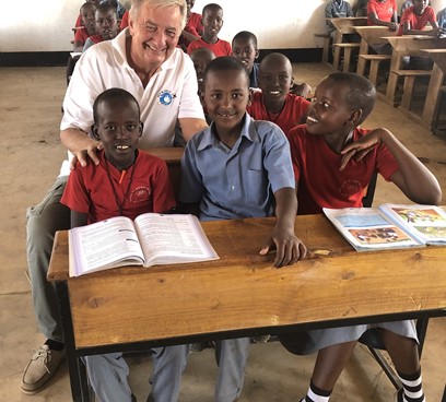 Lernen statt Ziegen hüten – FLY & HELP baut Schulen für tausende Massai-Kinder in Tansania