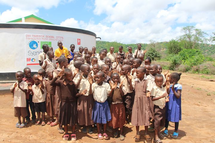 Pupils applauding infront of the tank_ergebnis