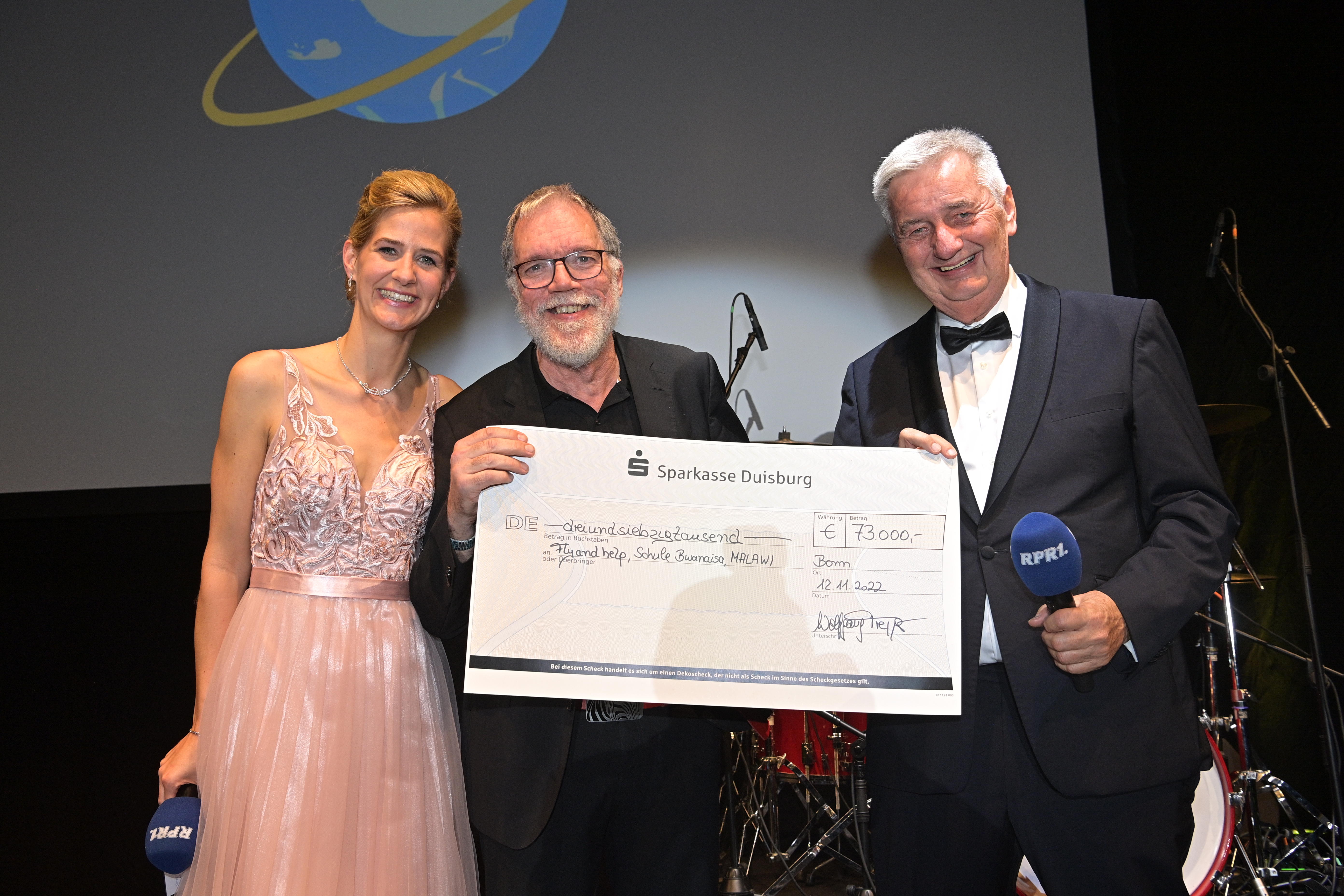 Wolfgang Trepper übergibt Spendenscheck in Höhe von 73.000 Euro