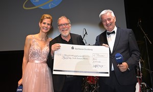Wolfgang Trepper übergibt Spendenscheck in Höhe von 73.000 Euro