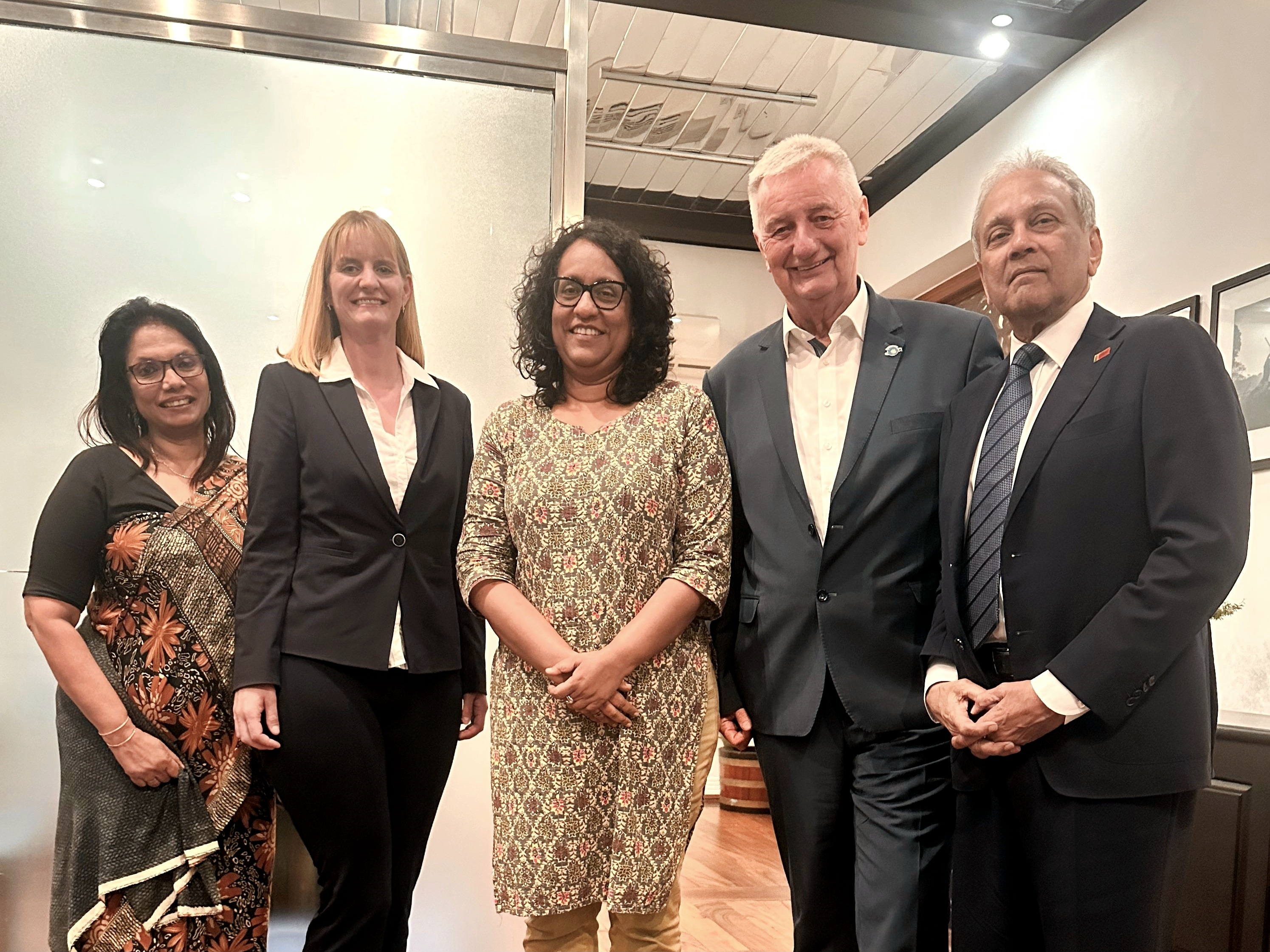 18_Emfang bei Premierministerin (vlnr Shiromi Masakorala, Silanca Weihmann, Dr. Harini Amarasuriya, Reiner Meutsch, Abbas Esufally)