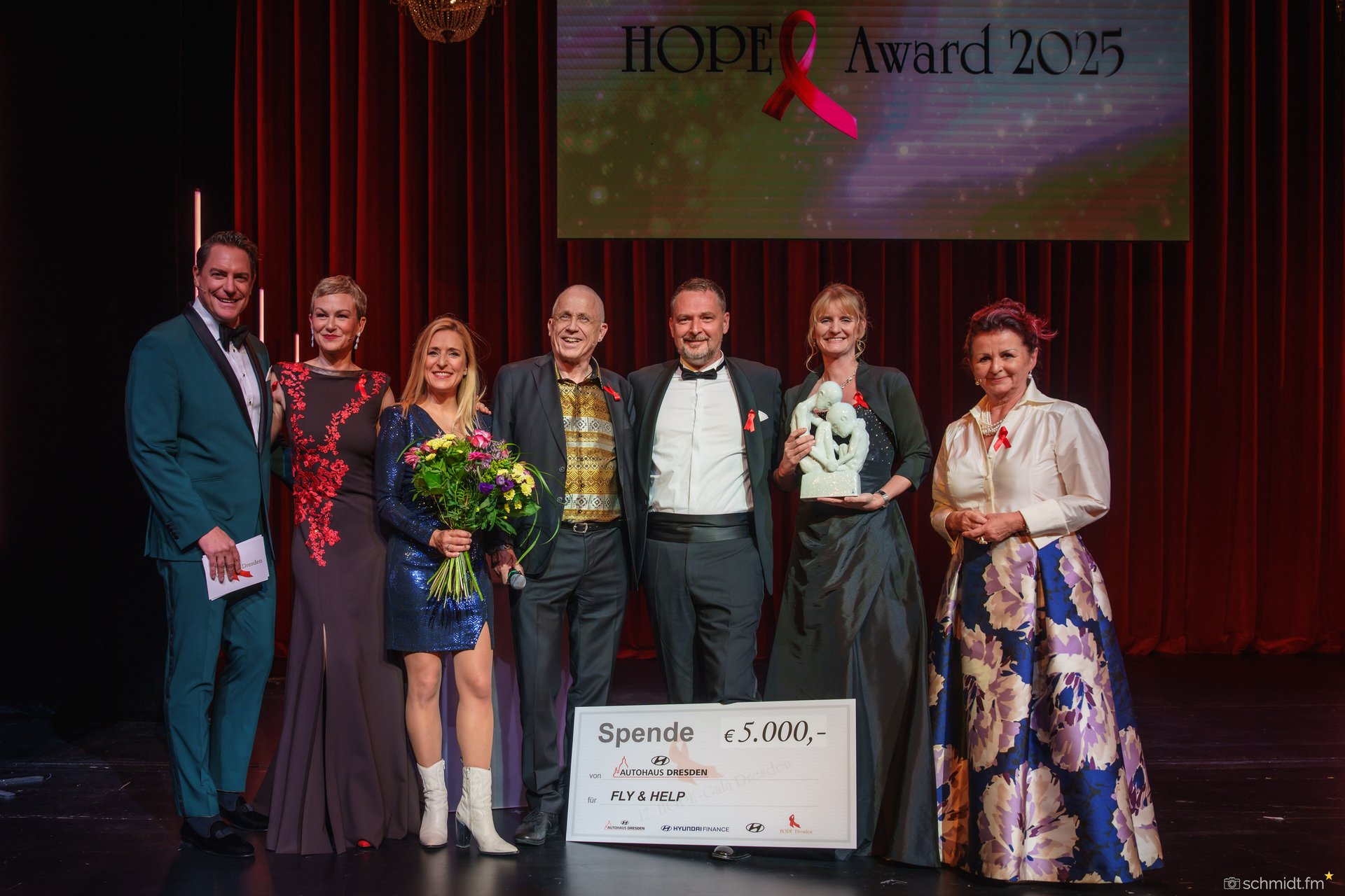 FLY & HELP erhält HOPE-Award