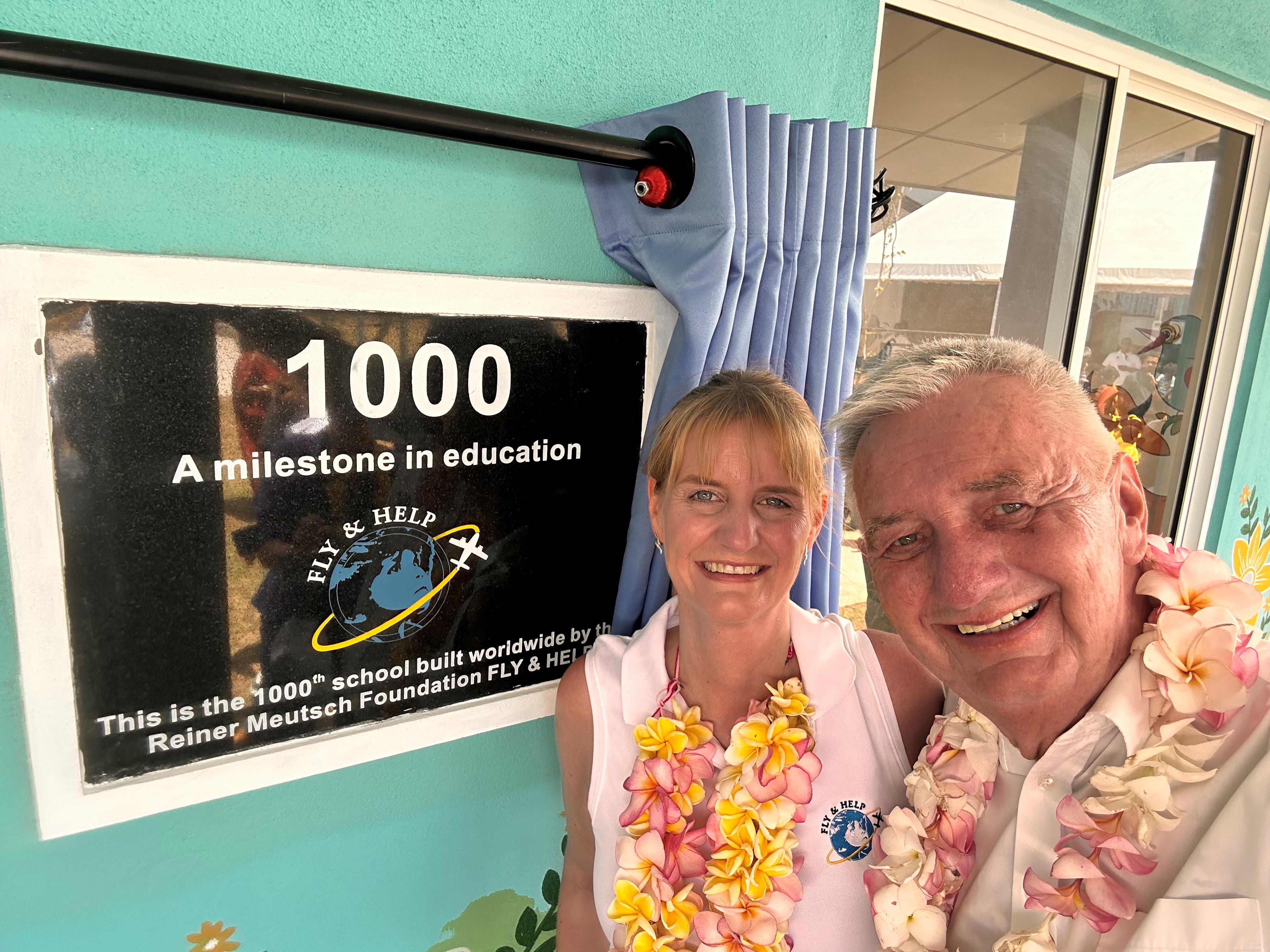 04_Silanca Weihmann und Reiner Meutsch vor Schild